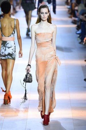 ロベルト カヴァリ 2016年春夏コレクション - 新生カヴァリウーマンのハンティングパーティー｜写真37