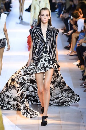 ロベルト カヴァリ 2016年春夏コレクション - 新生カヴァリウーマンのハンティングパーティー｜写真44