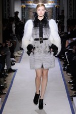 モダンに進化を続けるサンローラン スタイル、イヴ・サンローラン(Yves Saint Laurent) 2011-2012年秋冬コレクション｜写真13