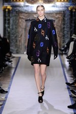 モダンに進化を続けるサンローラン スタイル、イヴ・サンローラン(Yves Saint Laurent) 2011-2012年秋冬コレクション｜写真25