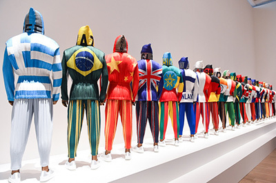 「MIYAKE ISSEY展: 三宅一生の仕事」国立新美術館で開催 - 初期から最新プロジェクトまで