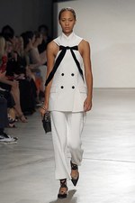 プロエンザスクーラー 2016年春夏コレクション - “ほどける”という感覚に注目して｜写真1