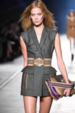 ヴェルサーチ 2016年春夏コレクション - 艶のあるサファリルック｜写真3