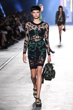 ヴェルサーチ 2016年春夏コレクション - 艶のあるサファリルック｜写真30