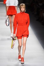 フェンディ 2016年春夏コレクション - 色彩とシルエットの移り変わりで魅せる、女性の二面性｜写真1