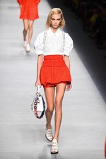 フェンディ 2016年春夏コレクション - 色彩とシルエットの移り変わりで魅せる、女性の二面性｜写真3