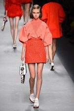 フェンディ 2016年春夏コレクション - 色彩とシルエットの移り変わりで魅せる、女性の二面性｜写真7