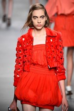 フェンディ 2016年春夏コレクション - 色彩とシルエットの移り変わりで魅せる、女性の二面性｜写真9