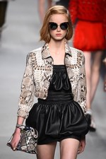 フェンディ 2016年春夏コレクション - 色彩とシルエットの移り変わりで魅せる、女性の二面性｜写真11