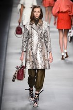 フェンディ 2016年春夏コレクション - 色彩とシルエットの移り変わりで魅せる、女性の二面性｜写真12