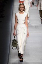 フェンディ 2016年春夏コレクション - 色彩とシルエットの移り変わりで魅せる、女性の二面性｜写真16