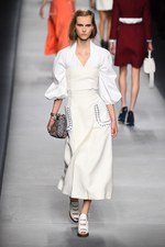フェンディ 2016年春夏コレクション - 色彩とシルエットの移り変わりで魅せる、女性の二面性｜写真17