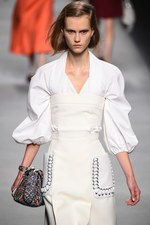 フェンディ 2016年春夏コレクション - 色彩とシルエットの移り変わりで魅せる、女性の二面性｜写真18