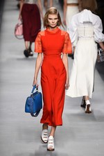 フェンディ 2016年春夏コレクション - 色彩とシルエットの移り変わりで魅せる、女性の二面性｜写真20