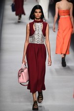 フェンディ 2016年春夏コレクション - 色彩とシルエットの移り変わりで魅せる、女性の二面性｜写真21