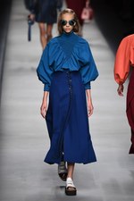 フェンディ 2016年春夏コレクション - 色彩とシルエットの移り変わりで魅せる、女性の二面性｜写真25