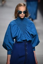 フェンディ 2016年春夏コレクション - 色彩とシルエットの移り変わりで魅せる、女性の二面性｜写真26