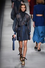 フェンディ 2016年春夏コレクション - 色彩とシルエットの移り変わりで魅せる、女性の二面性｜写真27