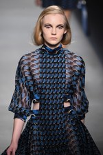 フェンディ 2016年春夏コレクション - 色彩とシルエットの移り変わりで魅せる、女性の二面性｜写真29