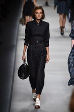 フェンディ 2016年春夏コレクション - 色彩とシルエットの移り変わりで魅せる、女性の二面性｜写真31