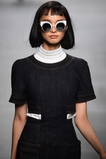 フェンディ 2016年春夏コレクション - 色彩とシルエットの移り変わりで魅せる、女性の二面性｜写真33