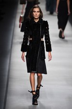 フェンディ 2016年春夏コレクション - 色彩とシルエットの移り変わりで魅せる、女性の二面性｜写真34