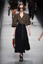 フェンディ 2016年春夏コレクション - 色彩とシルエットの移り変わりで魅せる、女性の二面性｜写真35