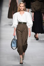 フェンディ 2016年春夏コレクション - 色彩とシルエットの移り変わりで魅せる、女性の二面性｜写真38