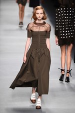 フェンディ 2016年春夏コレクション - 色彩とシルエットの移り変わりで魅せる、女性の二面性｜写真39