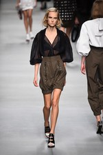 フェンディ 2016年春夏コレクション - 色彩とシルエットの移り変わりで魅せる、女性の二面性｜写真40