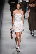 フェンディ 2016年春夏コレクション - 色彩とシルエットの移り変わりで魅せる、女性の二面性｜写真41