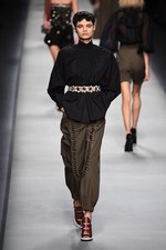 フェンディ 2016年春夏コレクション - 色彩とシルエットの移り変わりで魅せる、女性の二面性｜写真43