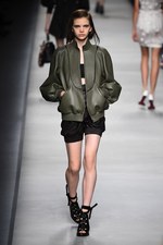 フェンディ 2016年春夏コレクション - 色彩とシルエットの移り変わりで魅せる、女性の二面性｜写真46