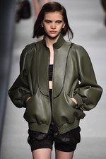 フェンディ 2016年春夏コレクション - 色彩とシルエットの移り変わりで魅せる、女性の二面性｜写真47