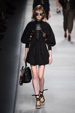 フェンディ 2016年春夏コレクション - 色彩とシルエットの移り変わりで魅せる、女性の二面性｜写真48