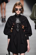 フェンディ 2016年春夏コレクション - 色彩とシルエットの移り変わりで魅せる、女性の二面性｜写真49