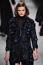 フェンディ 2016年春夏コレクション - 色彩とシルエットの移り変わりで魅せる、女性の二面性｜写真51