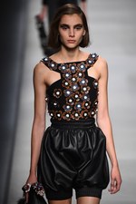 フェンディ 2016年春夏コレクション - 色彩とシルエットの移り変わりで魅せる、女性の二面性｜写真54