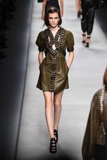フェンディ 2016年春夏コレクション - 色彩とシルエットの移り変わりで魅せる、女性の二面性｜写真59