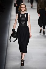 フェンディ 2016年春夏コレクション - 色彩とシルエットの移り変わりで魅せる、女性の二面性｜写真63