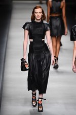 フェンディ 2016年春夏コレクション - 色彩とシルエットの移り変わりで魅せる、女性の二面性｜写真64