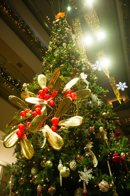 表参道ヒルズ クリスマス イルミネーション2015 - ヤドリギのシャンデリアオブジェと高さ8mのツリー｜写真2