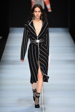 アンテプリマ 2016年春夏コレクション - 透け感と柄遊びで引き出す、女性本来の美しさ｜写真1