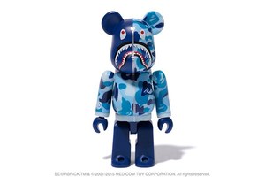 ベイプ×ベアブリック」のフィギュアが登場、Tシャツやフーディー ベイプ×ベアブリック」のフィギュアが登場、Tシャツやフーディー