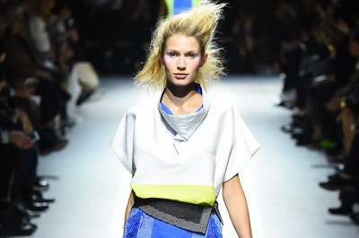 イッセイ ミヤケ 2016年春夏コレクション - 蒸したり焼いたり、ジャングル風味に料理された新素材