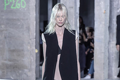 リック・オウエンス 2016年春夏ウィメンズコレクション - 無機質な空間で新たな生命体の誕生か