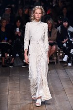 アレキサンダー・マックイーン 2016年春夏コレクション - 異郷の地で強く生き抜くボヘミアン｜写真1