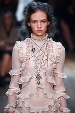 アレキサンダー・マックイーン 2016年春夏コレクション - 異郷の地で強く生き抜くボヘミアン｜写真10