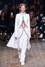 アレキサンダー・マックイーン 2016年春夏コレクション - 異郷の地で強く生き抜くボヘミアン｜写真11