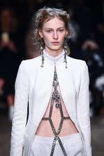 アレキサンダー・マックイーン 2016年春夏コレクション - 異郷の地で強く生き抜くボヘミアン｜写真12